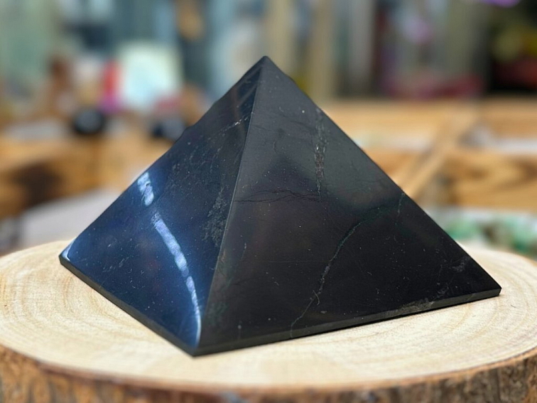 Šungit - pyramida; 8,5cm