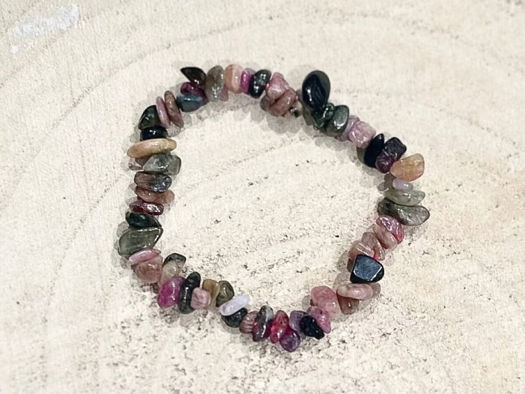 Směs turmalínu (rubelit; verdelit; skoryl) - náramek; 5-10mm - sekaný