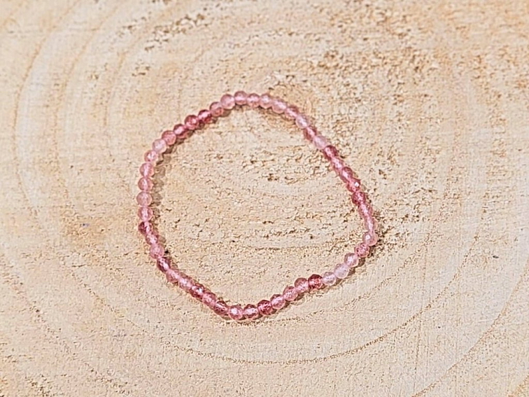 Jahodový křemen - náramek; 3-4mm - fasetovaný