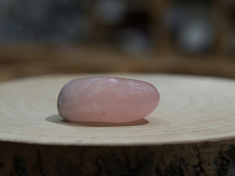 Růženín dvoubarevný - jumbo tromlovaný kámen; 50-60mm