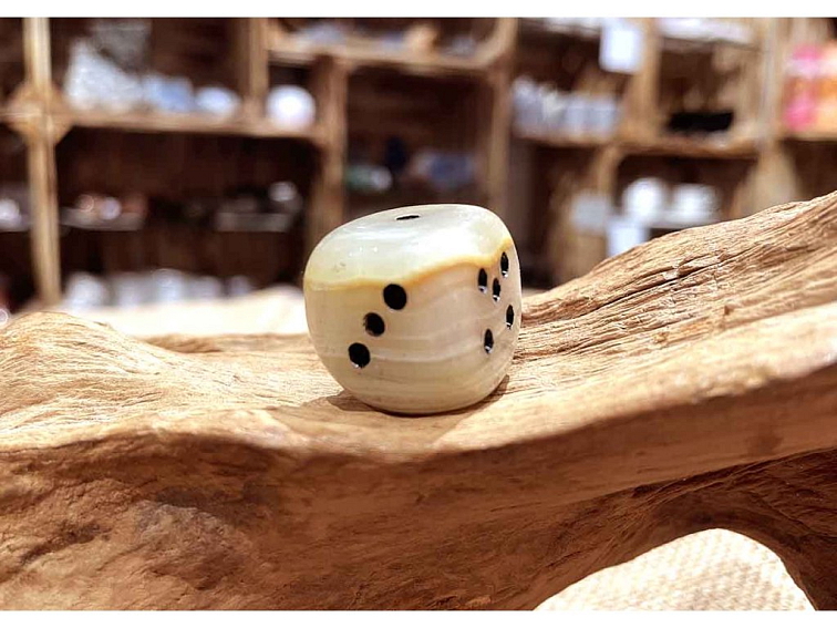 Hrací kostka z aragonitu – malá