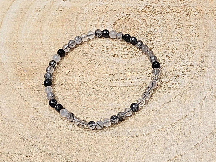 Křišťál s turmalínem - náramek; 4mm