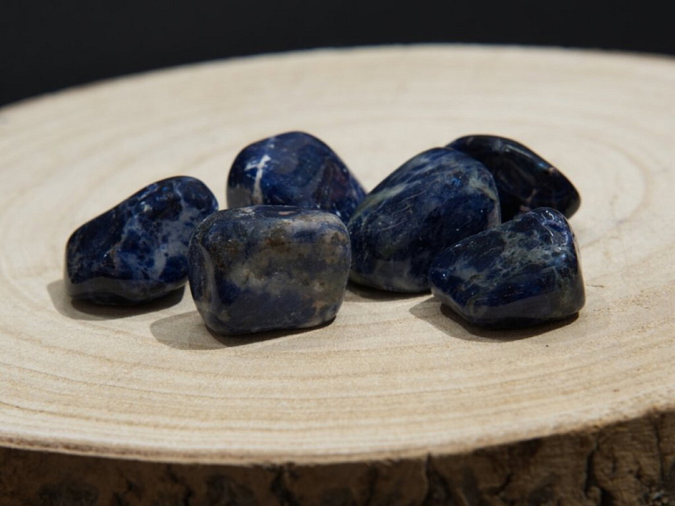 Sodalit - tromlovaný kámen; 25-30mm