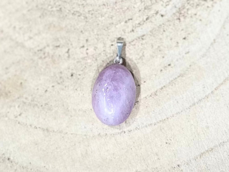 Kunzit - přívěsek; 20-22mm