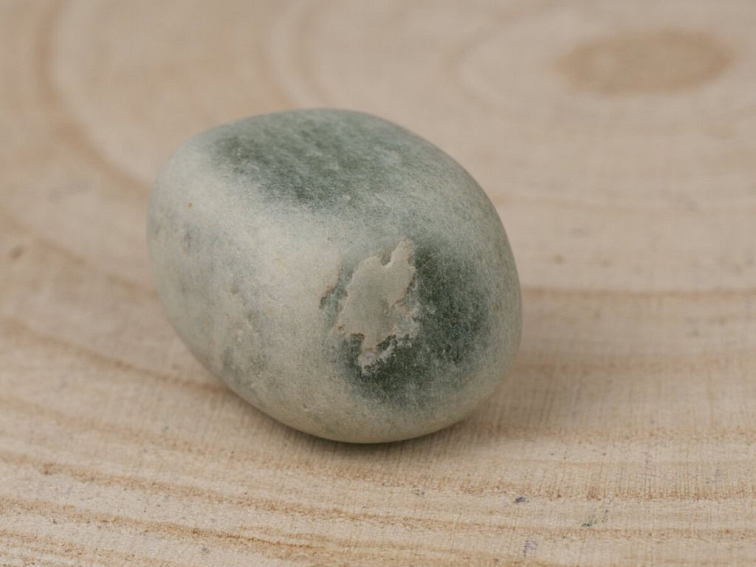 Jadeit - tromlovaný kámen; 25-30mm