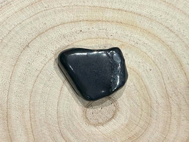 Šungit - tromlovaný kámen; 40-50mm