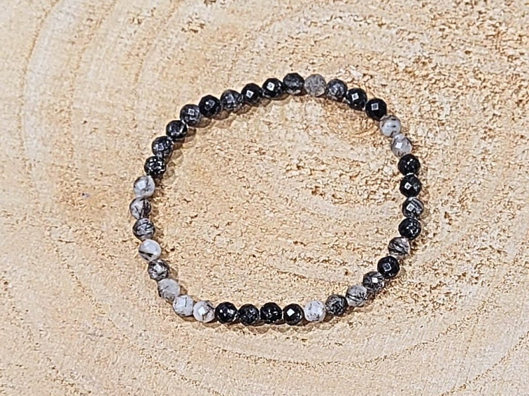 Křišťál s turmalínem - náramek; 4mm - fasetovaný