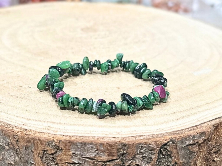 Rubín v zoisitu - náramek; 5-10mm - sekaný