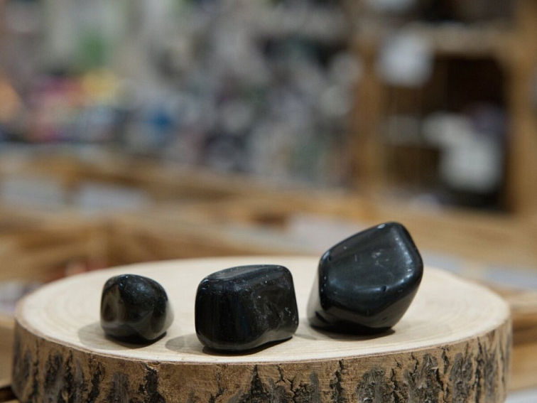 Obsidián duhový - jumbo tromlovaný kámen; 60-70mm