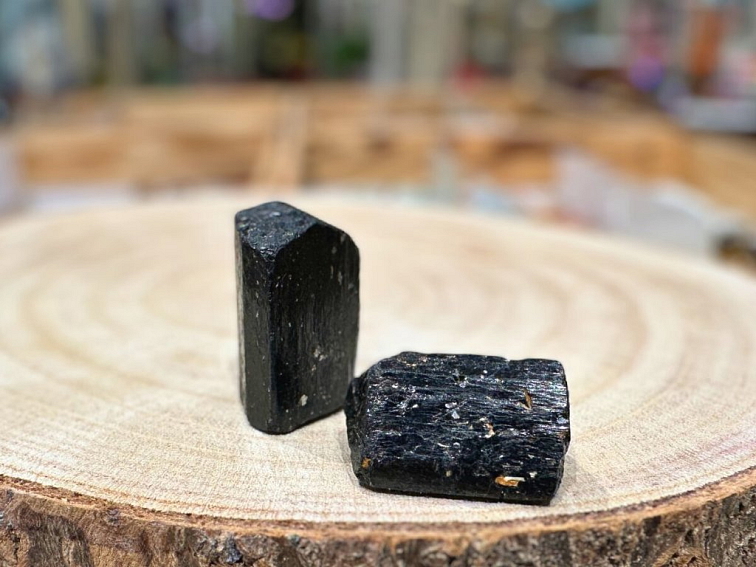 Turmalín - surový kámen; 25-30mm