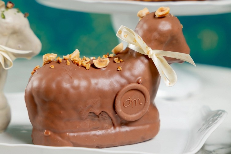 Velikonoční beránek s mléčnou čokoládou a lískovými oříšky