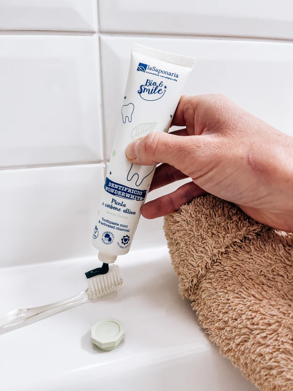 Zubní prášek pro bělení zubů s aktivním uhlím