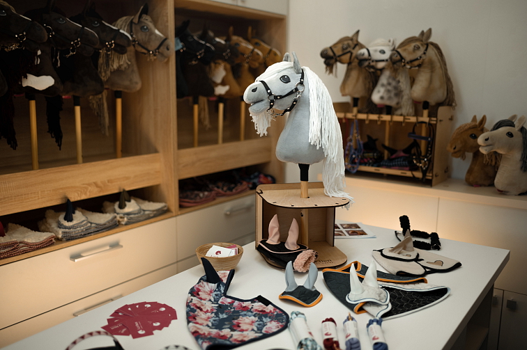 Hobby Horse Popcorn s černou ohlávkou