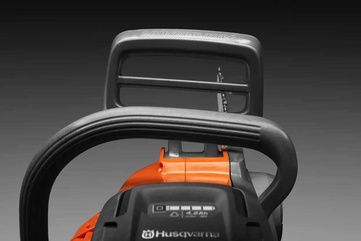 Husqvarna 225i s akumulátorem a nabíječkou