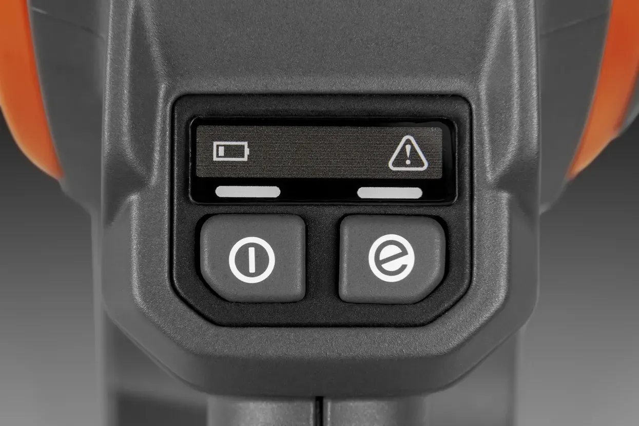 Husqvarna 225i s akumulátorem a nabíječkou