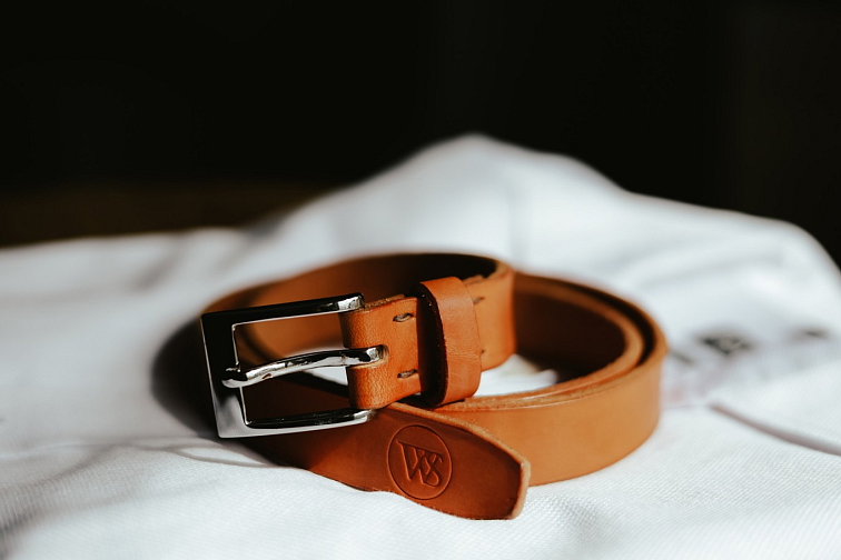 Kožený pásek, dřevěné manžetové knoflíčky a dřevěný motýlek: Ideální kombinace pro svatbu!