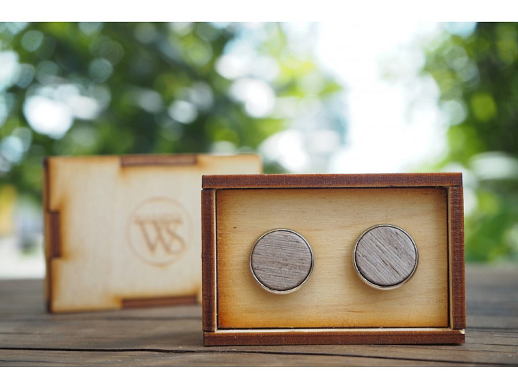 Kožený pásek, dřevěné manžetové knoflíčky a dřevěný motýlek: Ideální kombinace pro svatbu!