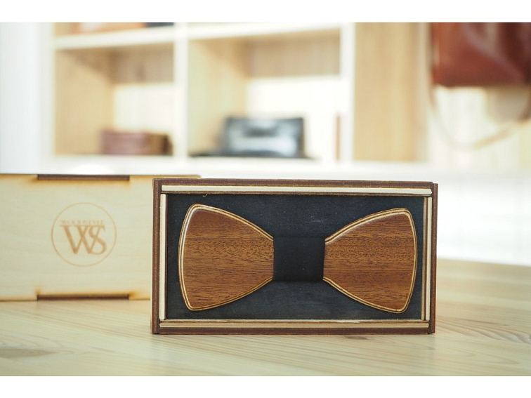 Kožený pásek, dřevěné manžetové knoflíčky a dřevěný motýlek: Ideální kombinace pro svatbu!