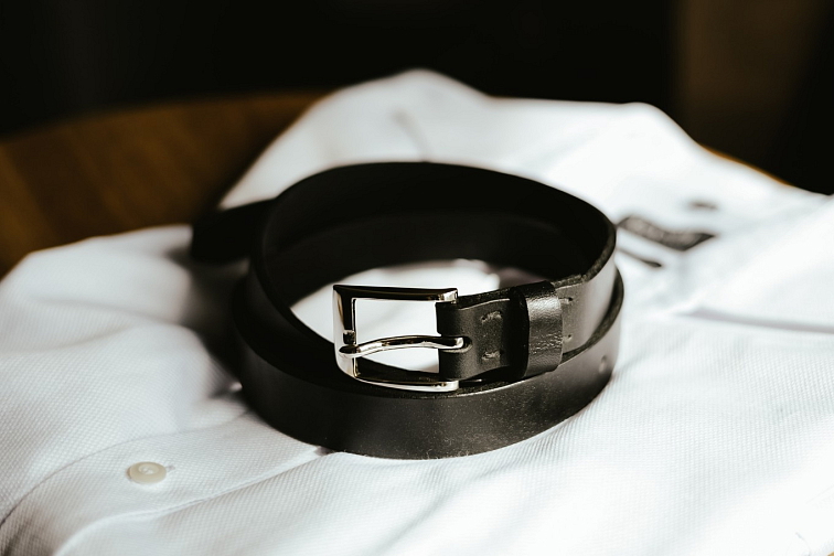 Kožený pásek, dřevěné manžetové knoflíčky a dřevěný motýlek: Ideální kombinace pro svatbu!