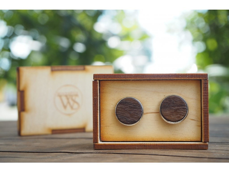 Kožený pásek, dřevěné manžetové knoflíčky a dřevěný motýlek: Ideální kombinace pro svatbu!