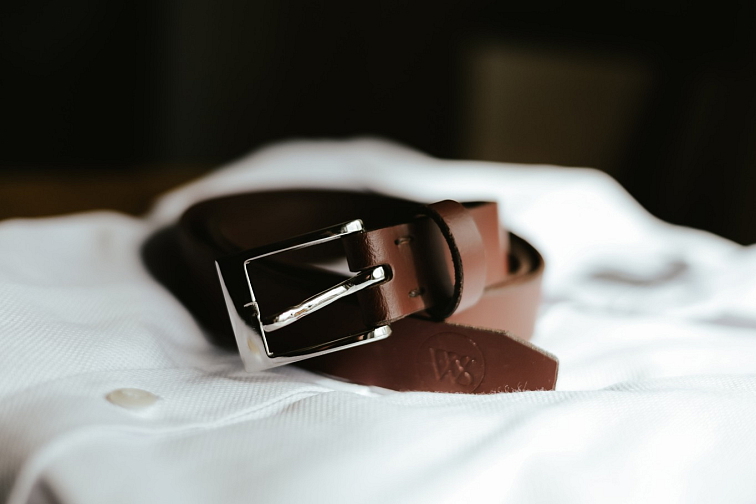 Kožený pásek, dřevěné manžetové knoflíčky a dřevěný motýlek: Ideální kombinace pro svatbu!