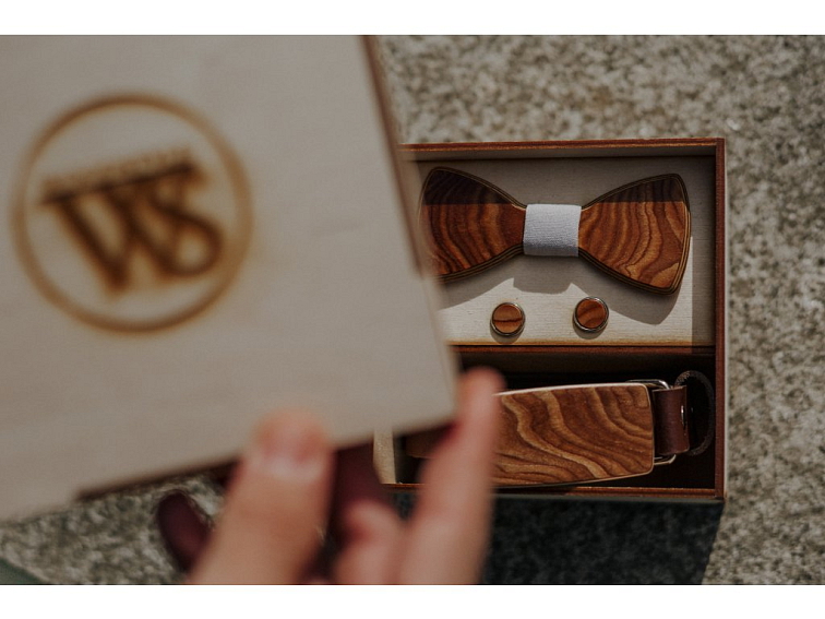 Kožený pásek, dřevěné manžetové knoflíčky a dřevěný motýlek: Ideální kombinace pro svatbu!