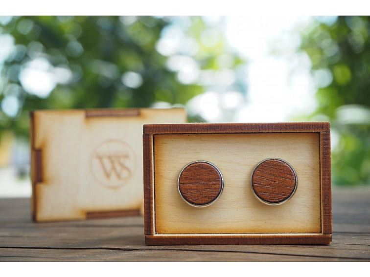 Kožený pásek, dřevěné manžetové knoflíčky a dřevěný motýlek: Ideální kombinace pro svatbu!