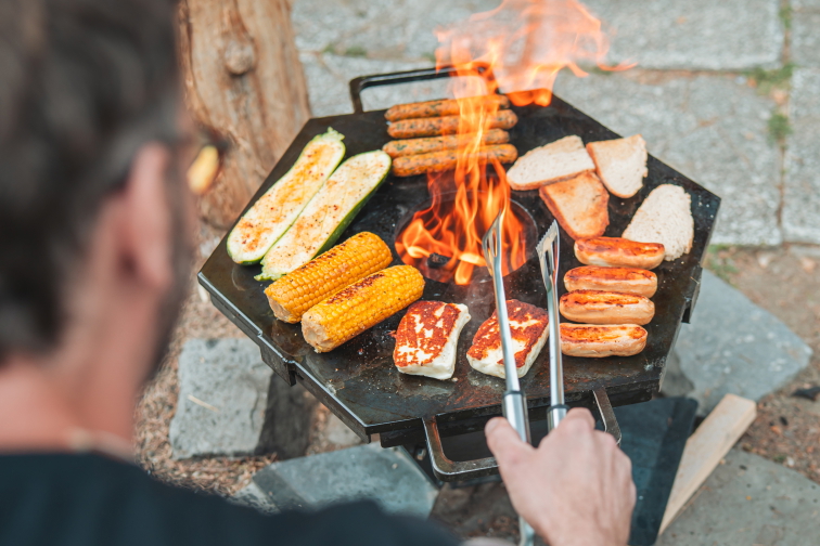 Osobní malé pyramidové ohniště s plátem