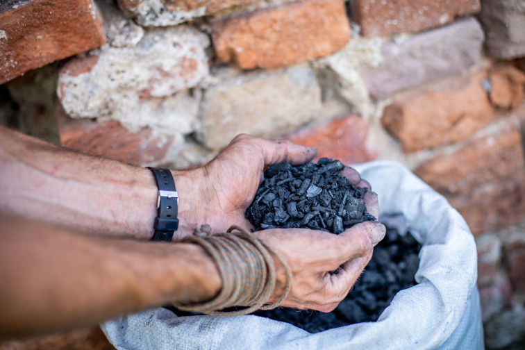 Osobní malé pyramidové ohniště s plátem