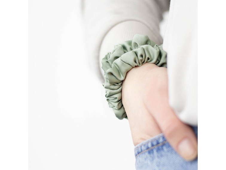 Úzká saténová scrunchie gumička - Mentolová matná