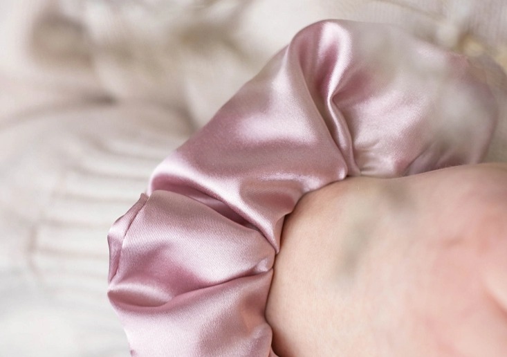 Saténová scrunchie gumička - Pudrově růžová