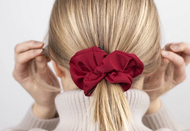 Saténová scrunchie gumička - Rudá matná