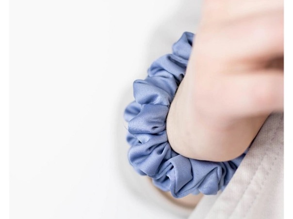 Úzká saténová scrunchie gumička - Modrošedá matná