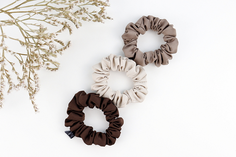 Úzká saténová scrunchie gumička - Dark chocolate