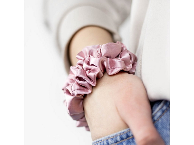 Úzká scrunchie gumička - Pudrově růžová