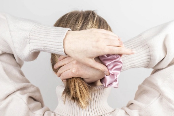 Saténová scrunchie gumička - Pudrově růžová