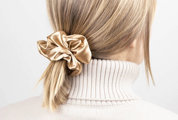 Saténová scrunchie gumička - Zlatá