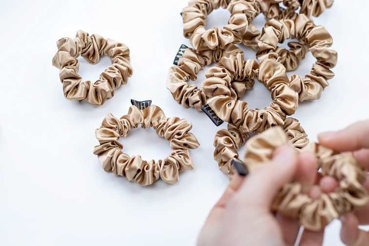 Úzká scrunchie gumička - Zlatá