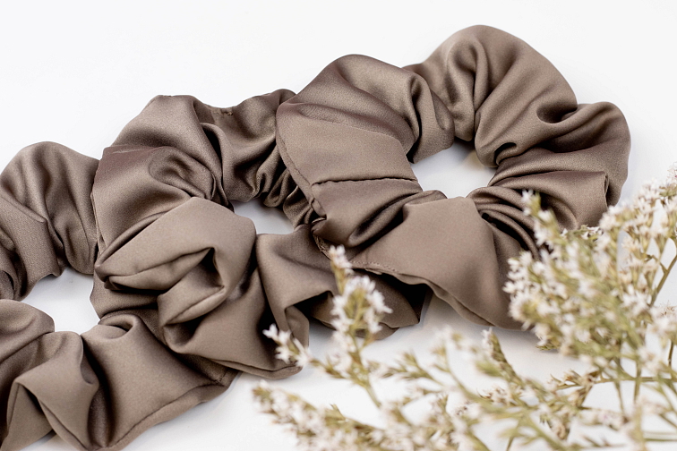 Saténová scrunchie gumička - Kávová matná