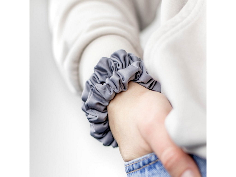 Úzká saténová scrunchie gumička - Šedá matná