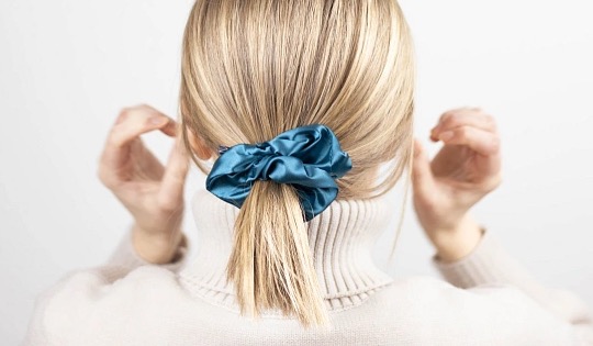 Saténová scrunchie gumička - Petrolejová