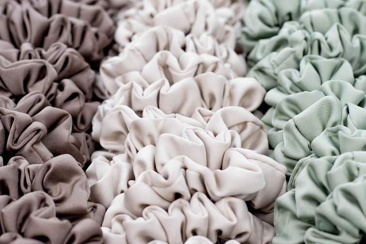 Úzká saténová scrunchie gumička - Krémová matná