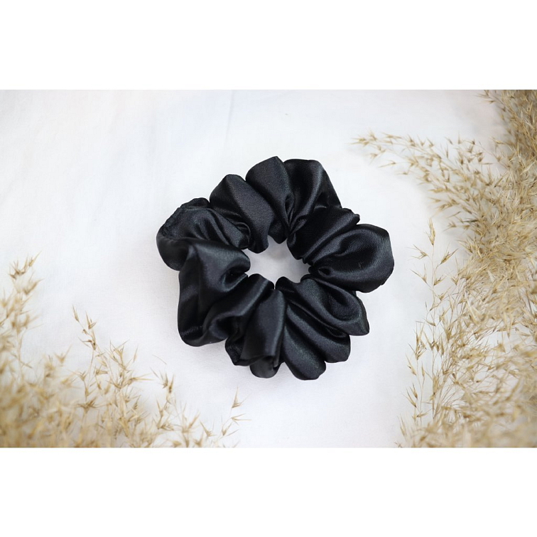 Saténová scrunchie gumička - Černá