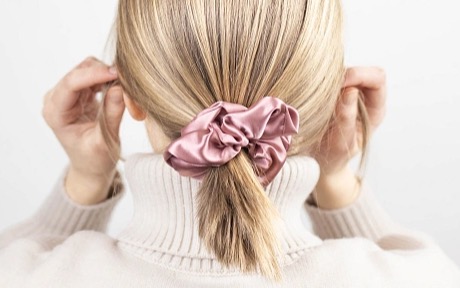 Saténová scrunchie gumička - Starorůžová