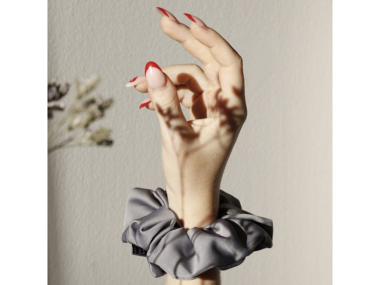 Saténová scrunchie gumička - Šedá matná