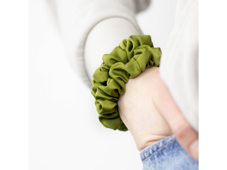 Úzká saténová scrunchie gumička - Matcha