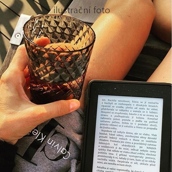 Meadows luxusní vonná svíčka Shadow Dance 260g 1KS