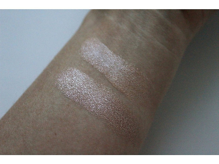 Minerální Zapékaný Oční Stín 10 - Tělová s Elegantním Stříbrným Třpytem