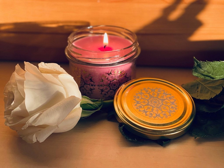 Vonná Sójová Svíčka "Růže" - Pro Podporu Ženství