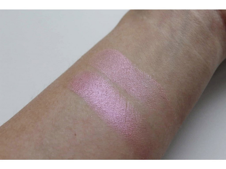 Minerální Zapékaný Oční Stín 02 - Růžový s Fialkovým Sametovým Leskem